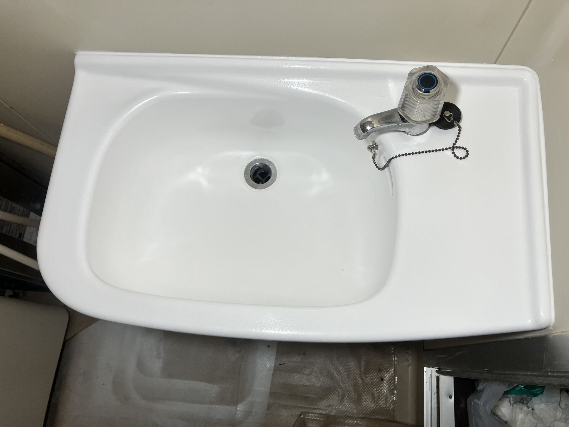 尼崎市で洗面ボウルのひび割れ・傷・汚れにお困りの方へ｜交換せず塗装で新品のように再生できます
