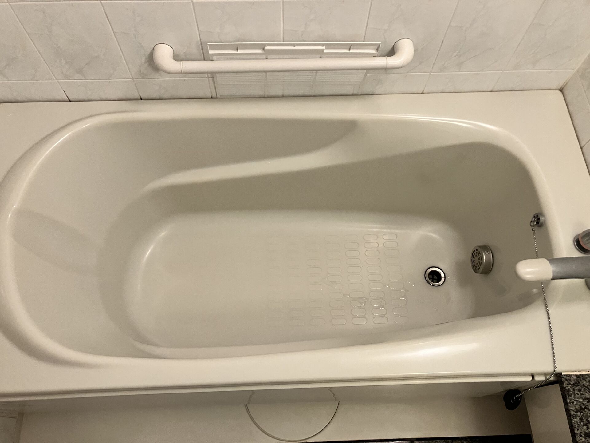 尼崎市で浴槽の色あせ・汚れにお悩みの方へ｜交換せずに浴槽を綺麗にする「浴槽塗装・修理」という選択肢